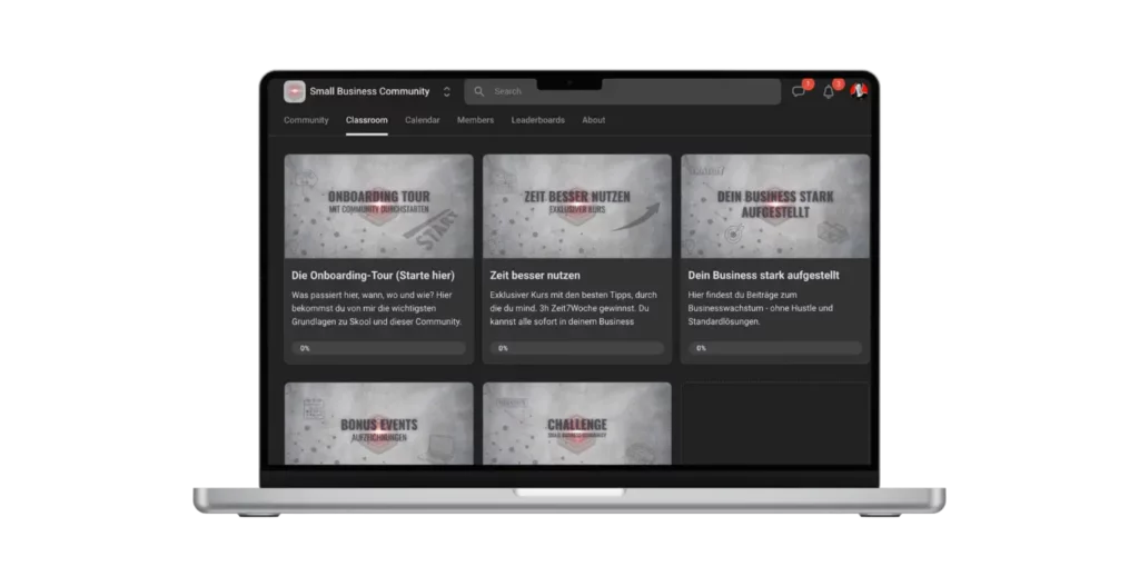 Auf einem Laptop-Bildschirm wird eine Webseite mit fünf rechteckigen Abschnitten mit deutschen Titeln angezeigt, die sich auf Onboarding und Geschäftsthemen konzentrieren. Die Benutzeroberfläche hebt Registerkarten wie Community, Klassenzimmer und Kalender hervor und bietet wertvolle Ressourcen für die Community kleiner Unternehmen.