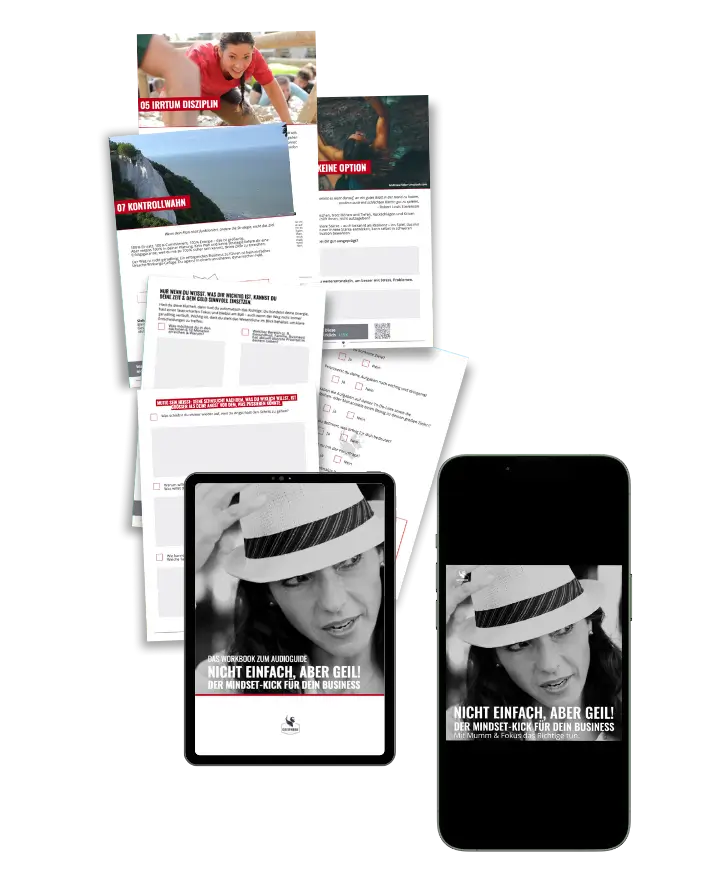 Ein Stapel gedruckter Dokumente und zwei digitale Geräte zeigen eine Person mit Hut. Der Textinhalt bleibt fokussiert, ist in beiden Formaten klar und regt zum Handeln und zur Erkenntnis an, indem er es einem ermöglicht, ins Tun zu kommen.